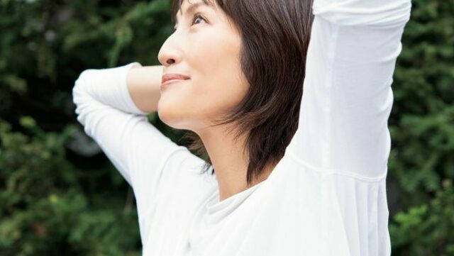 顔を上げ、背筋を伸ばして福を呼ぶ、 今日から始める開運ヨガ。 | antenna[アンテナ]
