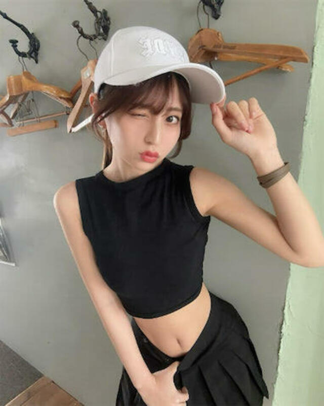 軟体少女　臍 竹内星菜、スポーティなへそ出しルック姿を公開「おへそチラ見せ好き」 | antenna[アンテナ]