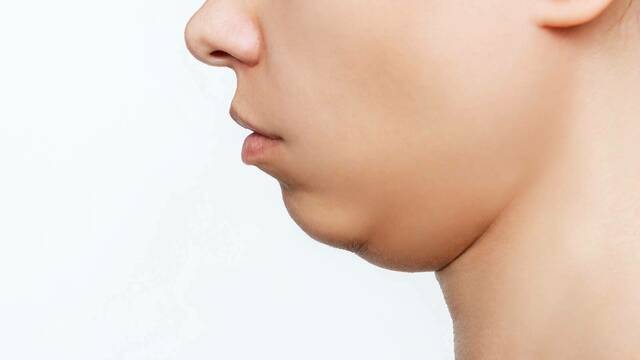 顔がたるんで、もたついてきたら…スキンケア中にできる「顔の下半身」リンパマッサージのやり方 | antenna[アンテナ]
