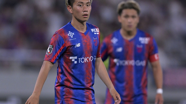 PR効果も抜群? FC東京FW荒木遼太郎は自身の記念グッズを身につけ