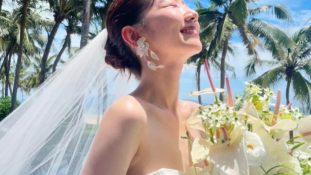 結婚報告かと」小嶋陽菜、色っぽいドレス姿に「その時が来たかと思いました」「美が〜！」と反響！ | antenna[アンテナ]