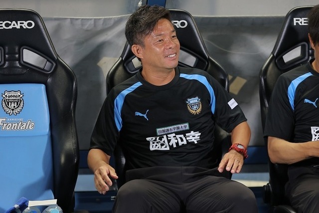 川崎フロンターレユニフォーム 鬼木監督感謝 川崎フロンターレ公式X（@frontale_staff）から。MFチャナティップとの