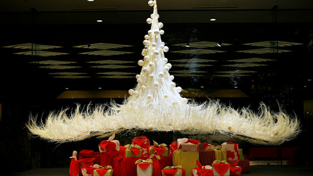 【2024 ホテル雅叙園東京のクリスマスツリー】婚礼衣装をアップサイクルし 和の館内でも存在感抜群の純白ツリー | antenna[アンテナ]