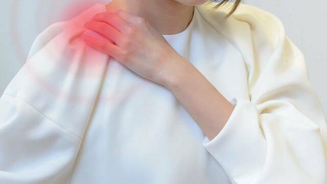 たった30秒間ポーズするだけで〈首・肩・背中のこり〉が一気に軽くなる！お願いストレッチ | antenna[アンテナ]