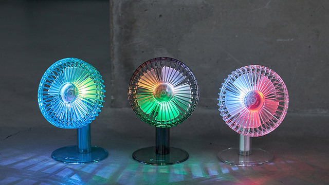 LED照明×4段階風量」や「即冷可能」な2つの扇風機。涼しい風 LED照明×4段階風量」や「即冷可能」な2つの扇風機。涼しい風