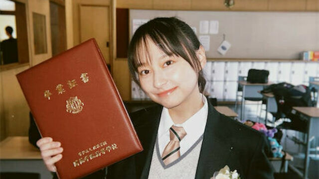 白石麻衣、平成感あふれる“制服×ジャージ”姿でギャルピース 白石麻衣、平成感あふれる“制服×ジャージ”姿でギャルピース