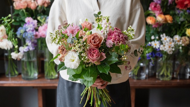 花が大好きなスタッフが、お客様のご希望に寄り添いながら 花が大好きなスタッフが、お客様のご希望に寄り添いながら