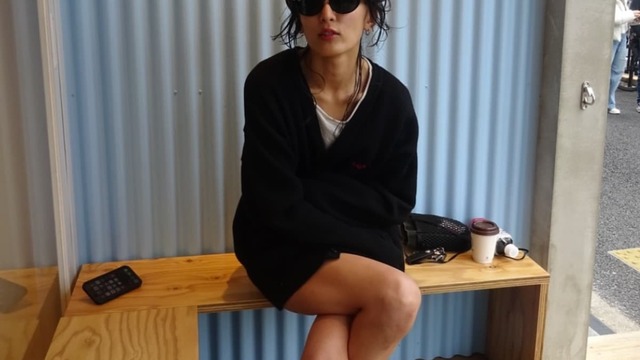 元E-girls藤井萩花、長すぎる脚がすごいことになっている姿を
