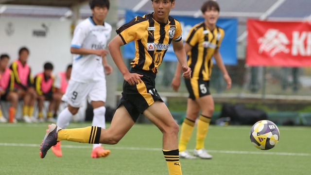 MOM5096]前橋育英DF市川劉星(3年)_空から見守る祖母に捧げた