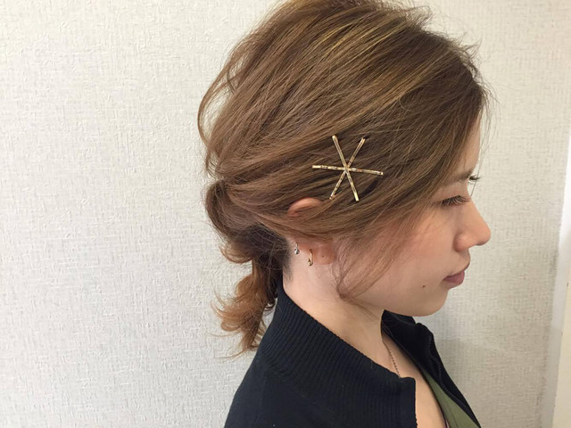 ヘアアレンジがランクup ゴールドピンを使った可愛い留め方4選 Antenna アンテナ