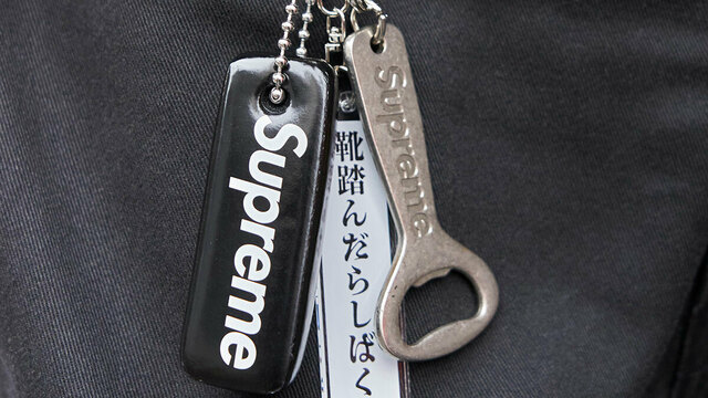 シュプリームのデニムとMA-1の無骨なスタイルに、キャッチーな