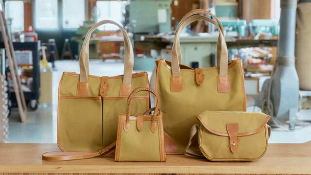 新作【Bottega Veneta】Hop ラージ ショルダーバッグ、スエード SchaferandweinerShops | Bottega Veneta 'Hop Large' shoulder