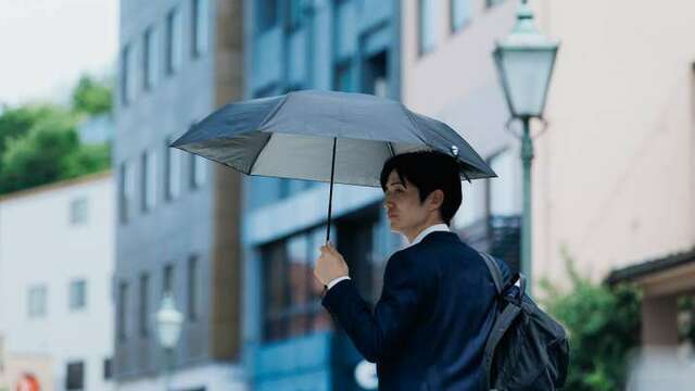 日傘は女性のもの」という常識を覆す、水平・スクエア形状の男性