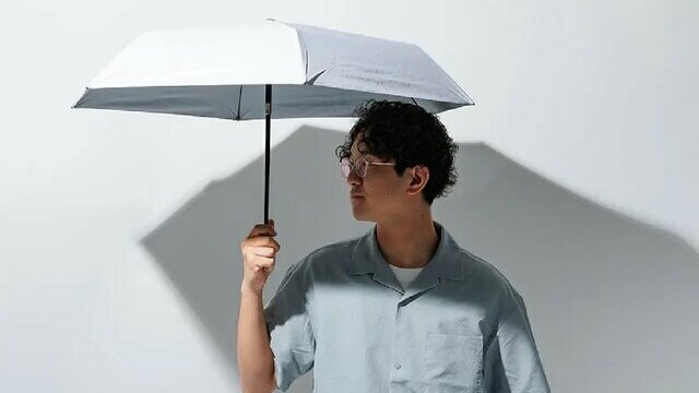 日傘の人 世界初*】男の日傘はコレ！真上からの日差しを遮る “水平・最