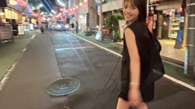 元E-girls藤井萩花、長すぎる脚がすごいことになっている姿を