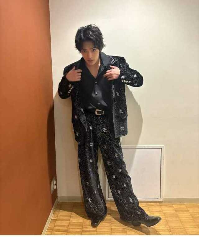 Timelesz原嘉孝、キラキラ衣装姿にファン悶絶「呼吸ができない