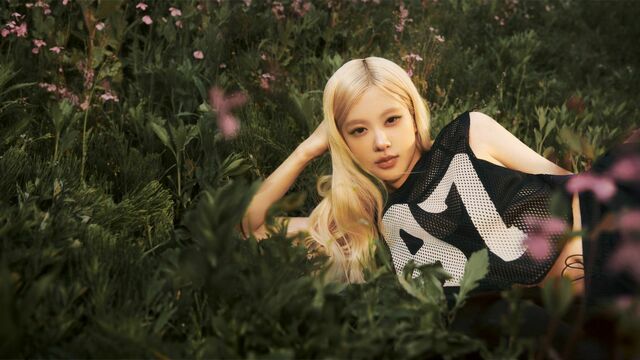 BLACKPINKロゼ、大人なプレッピースタイルで新アルバムの発売を