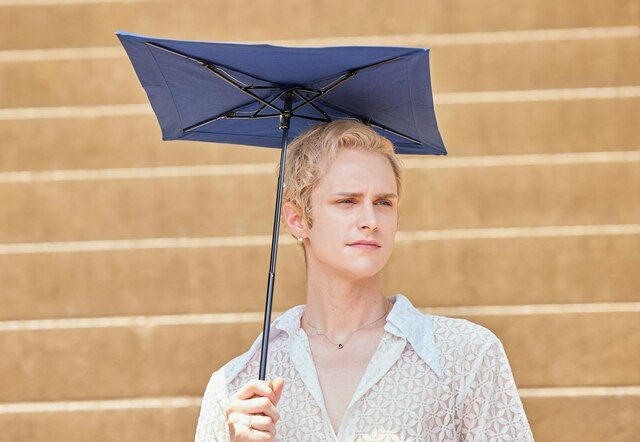 日傘の人 日傘は女性のもの」という常識を覆す、水平・スクエア形状の男性