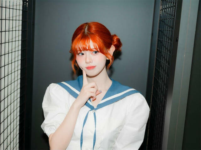 オレンジヘアが大評判、NiziU リクの“セーラー服風”ルックが「まじでAI