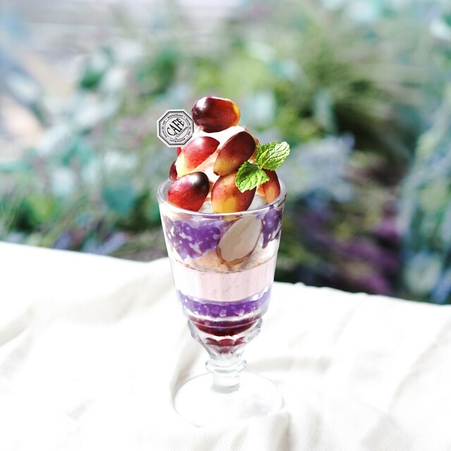 希少なぶどう「クイーンルージュ」を贅沢に使用した季節限定パフェが