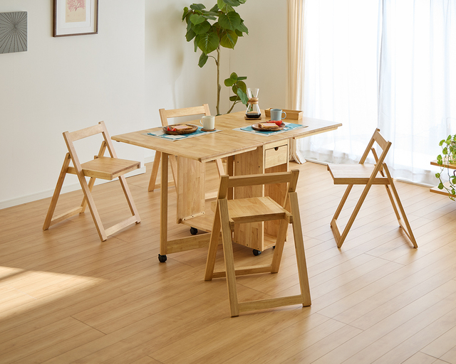 折りたたんで収納できるダイニングセット「Natural Wood