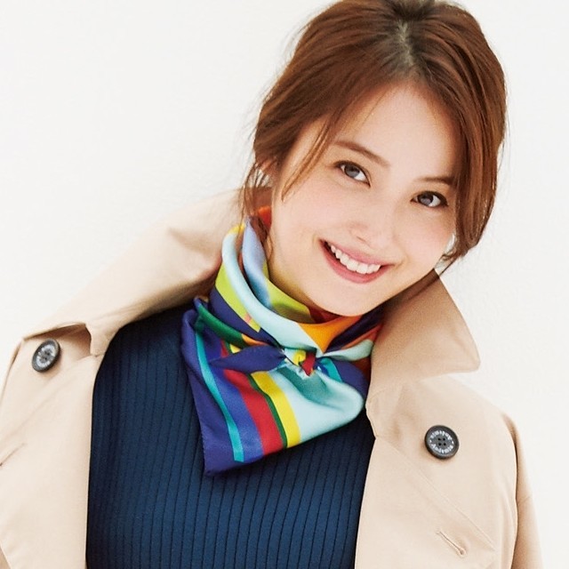 ニットワンピ 鮮やかスカーフが女っぽさの格上げコーデ スカーフの簡単アレンジ講座 Antenna アンテナ