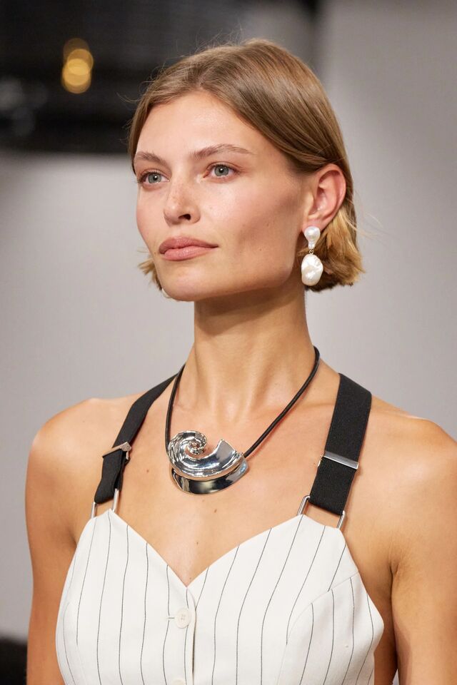 2026年最大のヘアトレンドは“知的なショートボブ”。この秋から来春まで