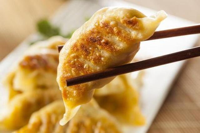 【冷めた餃子】焼き立ての“パリッと感”を復活させる裏ワザ紹介☆ベチャッとする人は絶対試して！ | antenna[アンテナ]