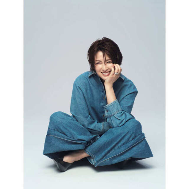 日常的に着たい心地よさ」吉瀬美智子さんがロエベの2026秋冬最新の