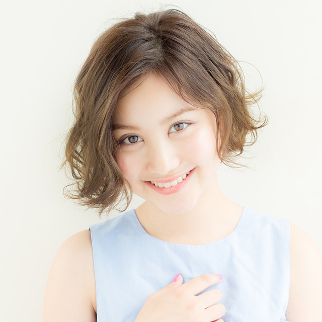 あごラインすっきりで小顔見せ ショートボブ ウェーブで作るおしゃれヘア Antenna アンテナ