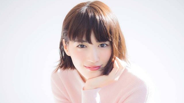 綾瀬はるかさんがボブスタイルで登場 マキア最新号の表紙に注目 Antenna アンテナ