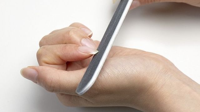 ネイルファイリングの正しいやり方 爪やすりでの爪の形の整え方 Antenna アンテナ