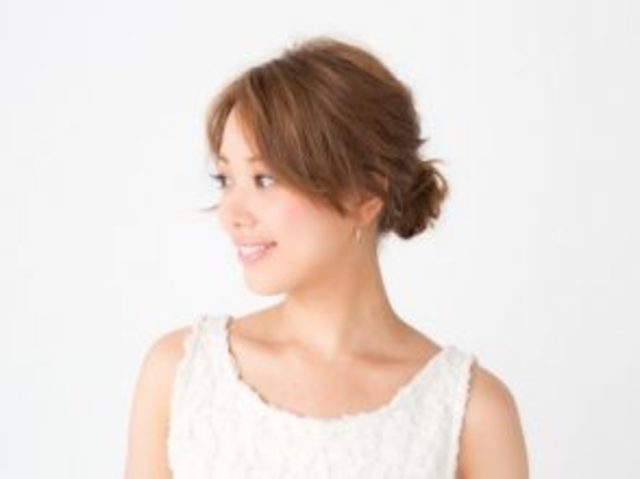 お団子ヘアアレンジ 大人っぽい低め きっちり系 ミディアムでもできる方法も Antenna アンテナ