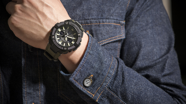 超美品　CASIO　G-SHOCK　GST-W130BC-1AJF 　腕時計他にもGSHOCK出品中