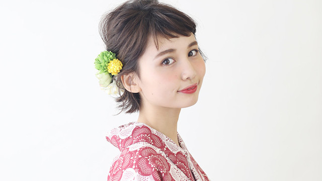 ショートヘアの花ピンを使ったヘアアレンジ 結婚式の花嫁に Antenna アンテナ