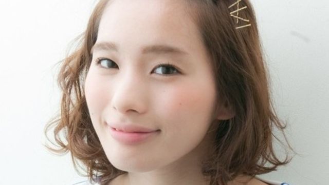 黒髪に合う髪型 簡単可愛い結婚式のパーティーヘアアレンジ12選 Antenna アンテナ