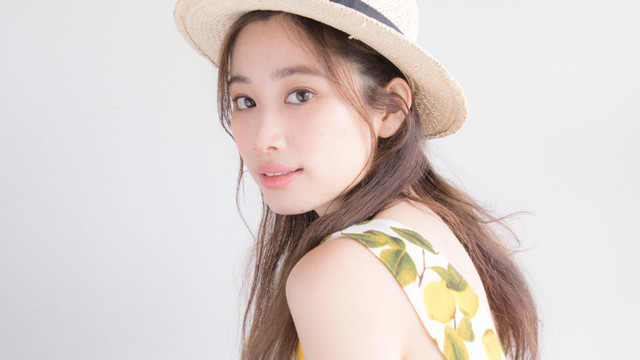 ミディアムヘア必見 ハットに似合うおしゃれ可愛いヘアアレンジ Antenna アンテナ