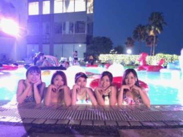 広島のナイトプールも盛り上がりは最高潮 海 ナイトプール インスタ映え Antenna アンテナ