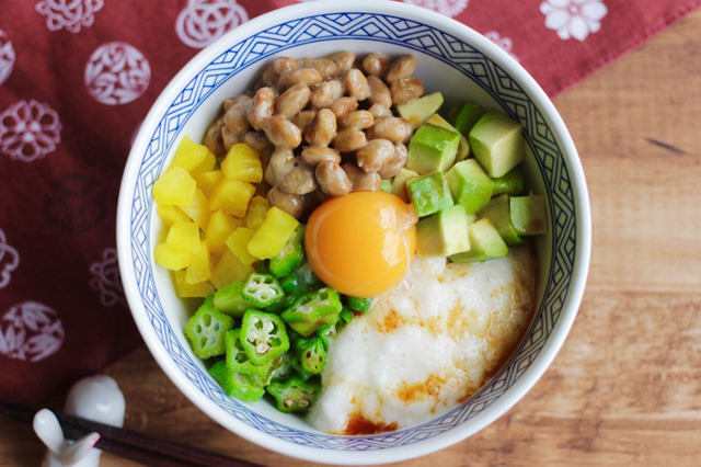 食感で楽しむ栄養満点丼ぶり 納豆オクラ長いものネバネバ丼 明日の朝ごはん Antenna アンテナ