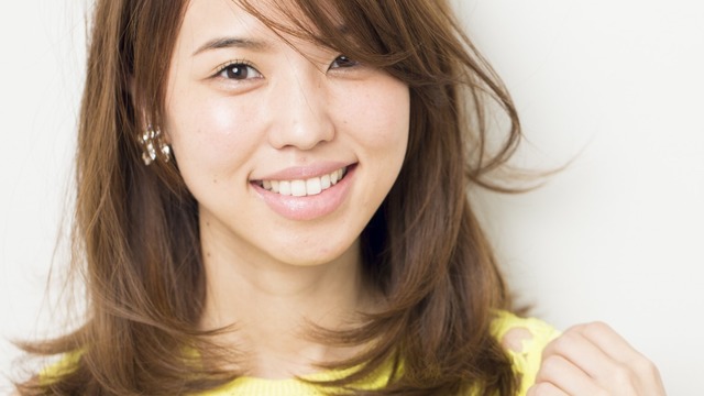 斜め前髪 ワンカールセミロングは ふわっと華やか 大人かわいい印象に Antenna アンテナ