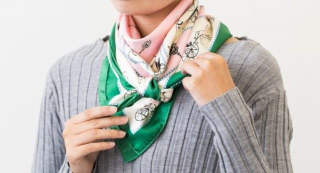 秋のトレンドはスカーフ マスターしておきたい アフガン巻き のコツ Antenna アンテナ