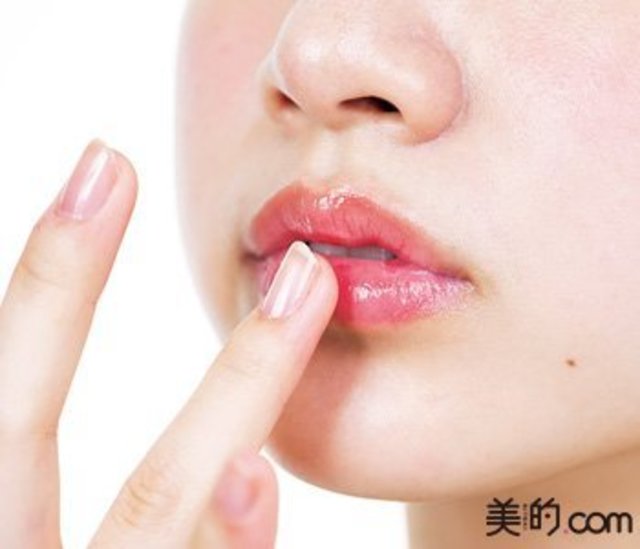 ガサガサ唇を救う 乾く原因はストレス 紫外線 内臓 唇の乾く原因と対策まとめ Antenna アンテナ