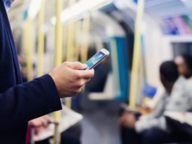 通勤電車内の過ごし方で 収入の満足度 に差が出る Antenna アンテナ