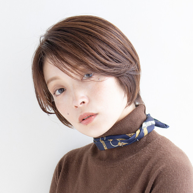 潤いカラーと長めバングで仕上げる アンニュイムードの美人見えショート Antenna アンテナ