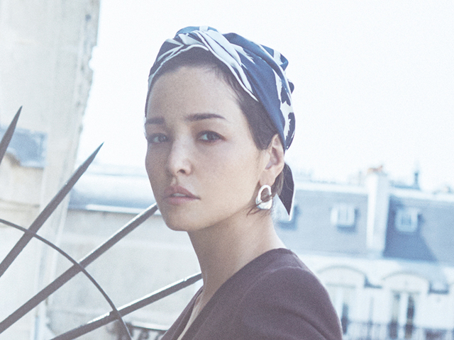 小顔に見える 梨花巻き を解説 この秋 頭にスカーフ が人気沸騰中 Antenna アンテナ