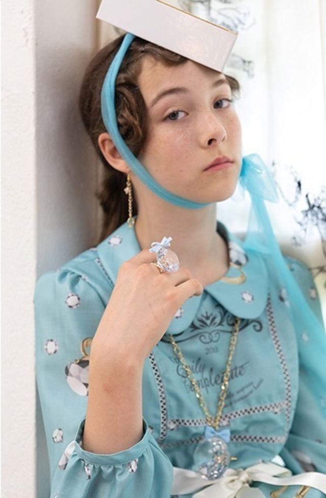 エミリーテンプルキュート 煌めく ジュエリー 柄ワンピース 創立周年を祝したロゴも Antenna アンテナ