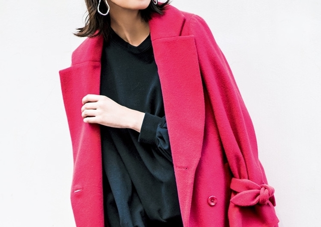 上下黒のコーデはピンクのコートを羽織ると素敵になる イイ女のキレイめ休日コーデ Antenna アンテナ