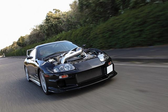 Garage Yawata Supra Jza80 このスープラのエンジンルームなにか変 チューニング業界に一石を投じた衝撃の直列ツインターボ仕様だ Antenna アンテナ