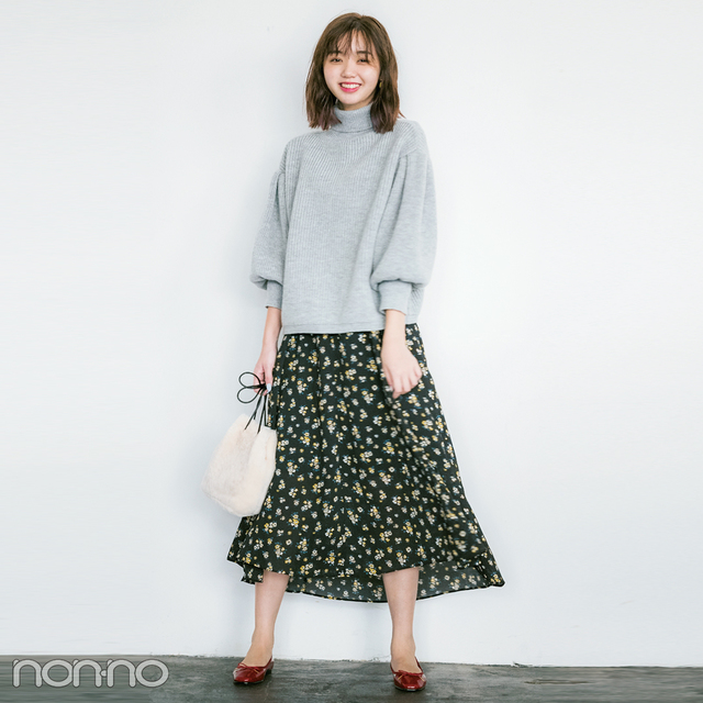 花柄ワンピースにゆるニットを重ねて大人の抜け感コーデ 毎日コーデ Antenna アンテナ