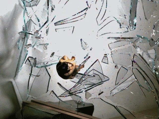 メタルarufaがガラス窓をブチ破る瞬間を撮影 Antenna アンテナ